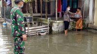 Babinsa Koramil Bonang Bagikan Paket Sembako ke Warga Korban Banjir