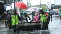 Beri Bantuan, Ketua Persit KCK PD IV/Diponegoro Terjun Langsung ke Lokasi Banjir Semarang