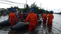 Semarang Banjir, Tim SAR Ditpolairud Polda Jateng Evakuasi Warga dan Dirikan Posko