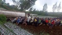 Truk Tangki Terperosok ke Kebun Warga di Cetho, Ditarik Petugas dan Warga Gunakan Tali