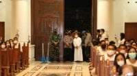 Kapolri Kunjungi Gereja dan Tinjau Vaksinasi di Sulut