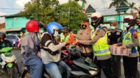 Gelar Operasi Keselamatan, Polres Demak Bagikan Takjil dan Masker Gratis