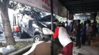 Mobil Tiba-tiba Oleng dan Hantam Rumah Warga