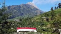 Bendera Merah Putih Dibentangkan di Lereng Merbabu-Merapi