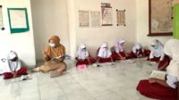 Ruang Kelas Ambrol, Siswa SD di Kudus Terpaksa Belajar di Musala