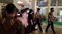 Gibran dan Masyarakat Melayat ke Pura Mangkunegaran