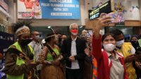 Begini Sambutannya Saat Ganjar Tiba di Bandara Sentani: Pak, Foto Dulu!