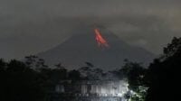 Merapi Luncurkan Enam Guguran Lava Pijar Sejauh 1,5 Km