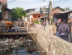 Warga Bekasi Selatan Keluhkan Tumpukan Sampah di Selokan