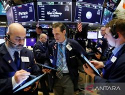 Wall St ditutup lebih rendah jelang pemungutan suara plafon utang