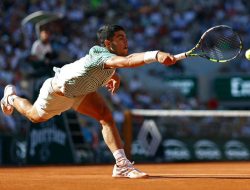 Alcaraz atasi kesalahan awal untuk melaju ke babak ketiga French Open