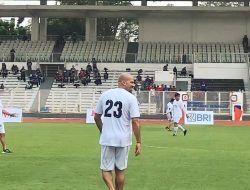 Veron nikmati bermain sepak bola tanpa alas kaki di Stadion Madya GBK