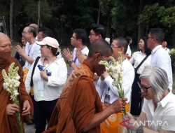 Biksu thudong melakukan puja bakti dan pradaksina di Borobudur