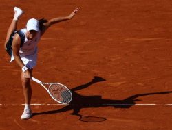 Swiatek lanjutkan perjuangan pertahankan gelar French Open