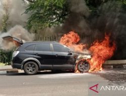 Sebuah mobil terbakar di Jalan Raya Bogor