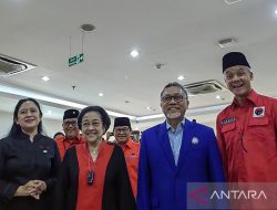 Hasto sambut kedatangan pengurus PAN di Kantor PDIP dengan pantun