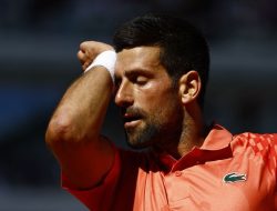 Djokovic harus menyesuaikan diri dengan cedera di tengah French Open