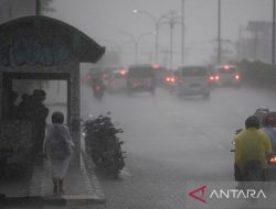 Hujan sedang hingga lebat diprakirakan turun di sejumlah wilayah