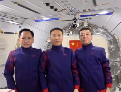 Tiga taikonaut Shenzhou-15 mendarat di Gurun Gobi