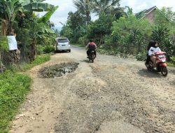 Jalan penghubung antar kecamatan di Lampung Barat rusak parah