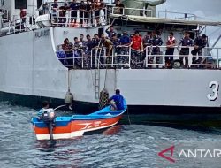 KRI Malahayati selamatkan warga yang kapalnya rusak saat patroli